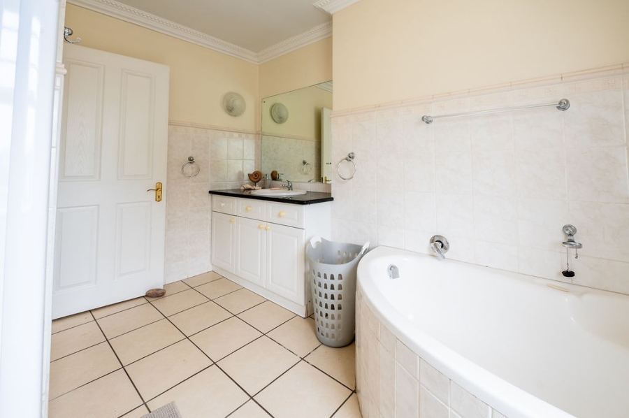 To Let 3 Bedroom Property for Rent in Costa Sarda Western Cape